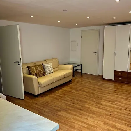 Stylish Fully Furnished Apartment, Renovated And Close To Duesseldorf Airport And Messe Düsseldorf